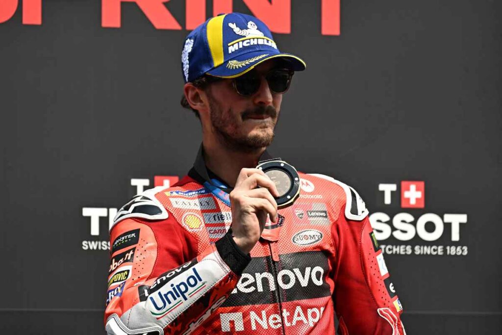 bagnaia mostra una medaglia