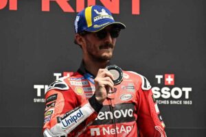 bagnaia mostra una medaglia